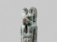 Aeg F 129  Aeg F 129, Gegend von Assuan, 26. Dynastie bis römische Zeit, Anubis, Fayence, H 3,0 cm, B 1,2 cm, T 1,4 cm : Bestandskatalog Ägypten, Museumsfoto: Claus Cordes